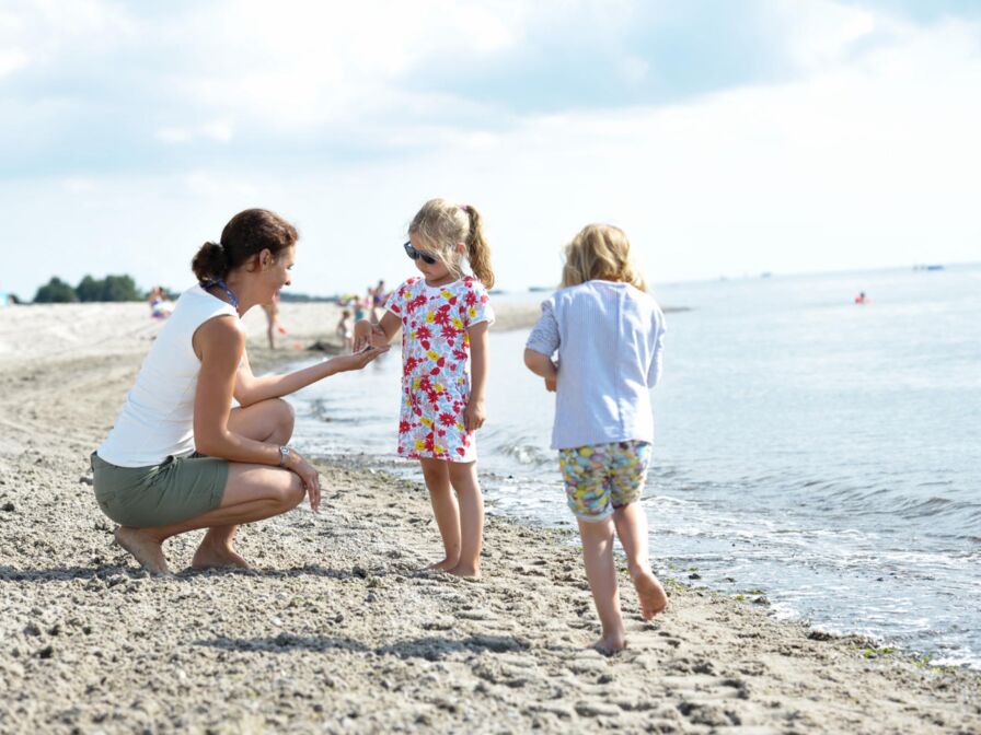 Mutter mit Kindern am Strand