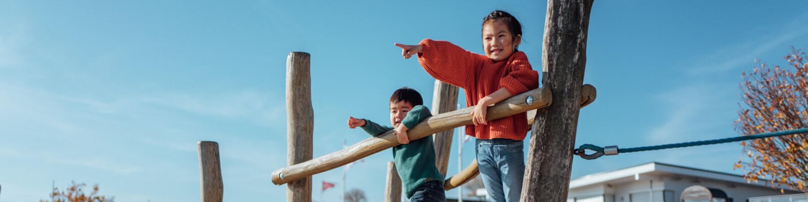 Kinder spielen auf dem Spielplatz Yachthafen