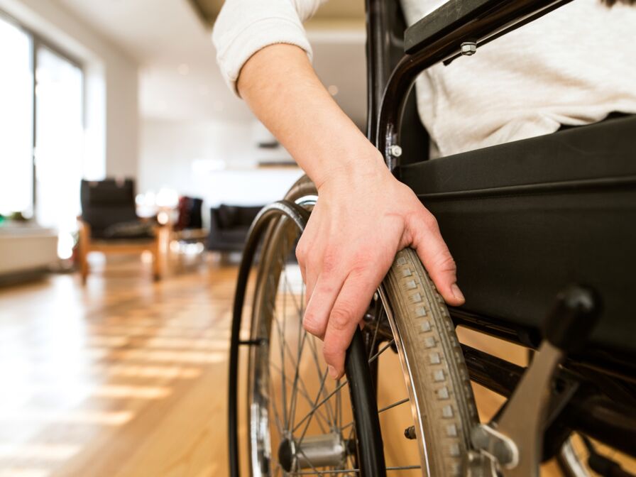 Rollstuhlfahrer in einer Wohnung