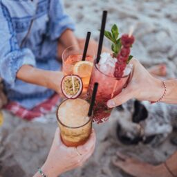 Cocktails mit Freunden in der Ostseelounge im Sand in Grömitz genießen