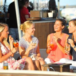 Cocktails trinken mit Freundinnen in der Ostseelounge beim Sundowner