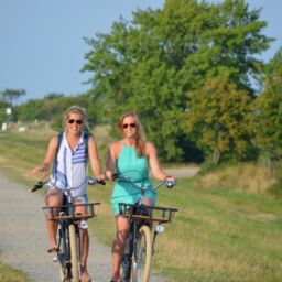 Freundinnen unternehmen eine Radtour