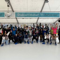Schuklasse auf der Eisbahn in Grömitz