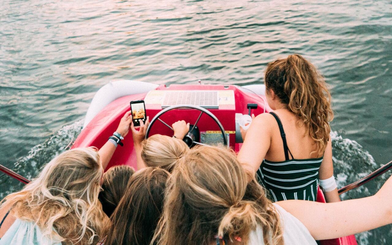 Mädchengruppe machen eine Tretboottour