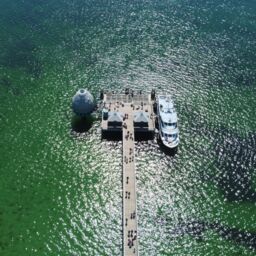 Luftaufnahme des Seebrückenkopfes mit Tauchgondel und Schiff