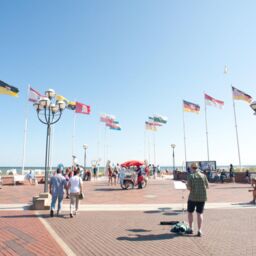 Flaggen der Bundesländer am Seebrückenvorplatz im Sommer