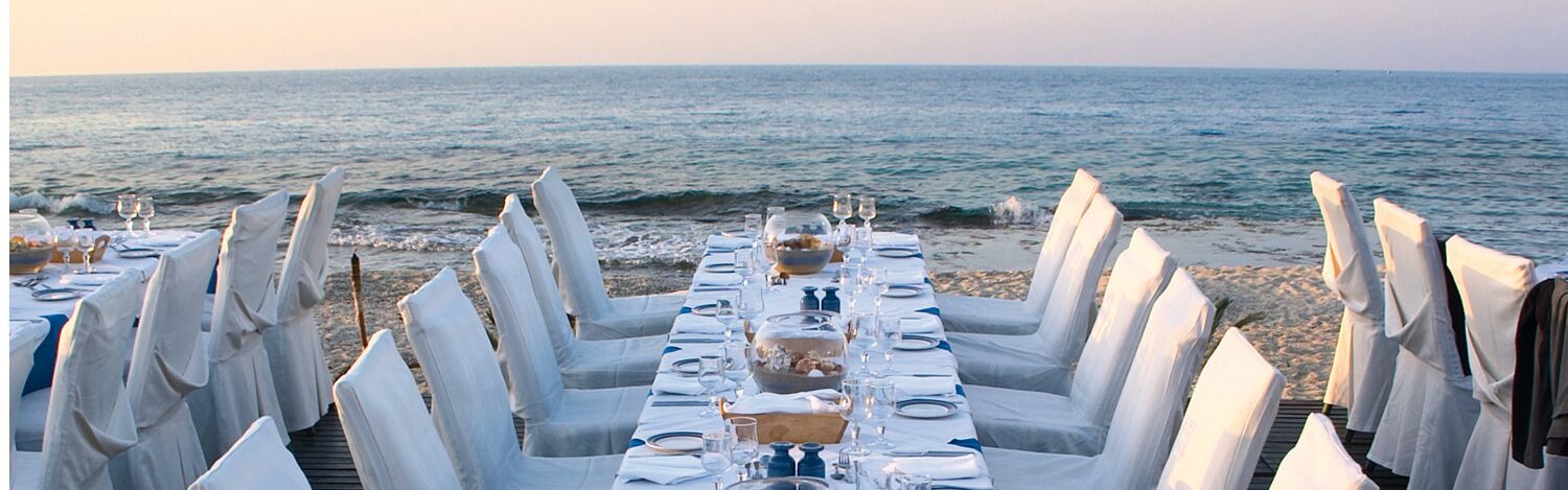 Gedeckter Tisch bei Abendstimmung am Strand
