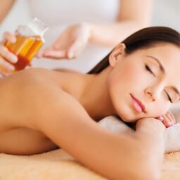 Frau genießt Massage mit Massageöl
