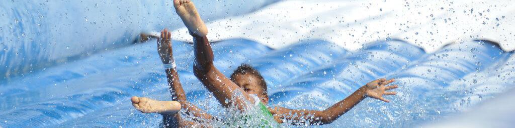 Riesenspaß für Kinder auf der Wasserrutsche am Jugendstrand Grömitz