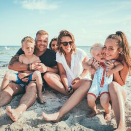 Familie im Sommerurlaub in Grömitz am Strand