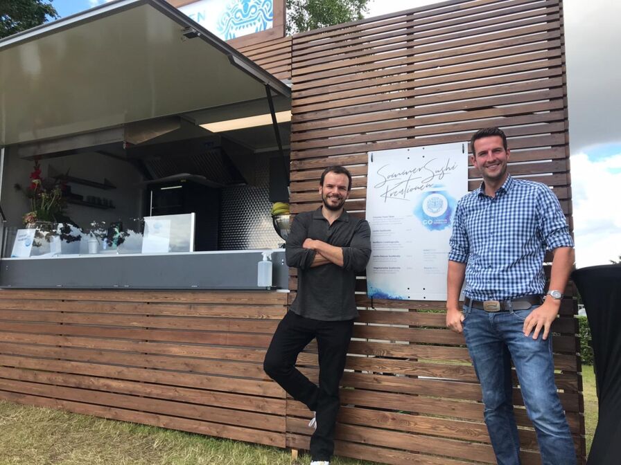 Multigastronom Steffen Henssler lädt Grömitz-Veranstaltungsleiter Jan Femerling zu einem köstlichen Go-Sushi an seinen Food Truck an der Grömitzer Promenade ein.