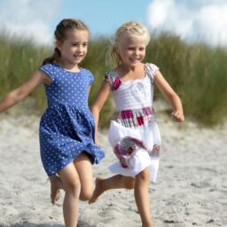 Kinder spielen am Strand im Sommerurlaub