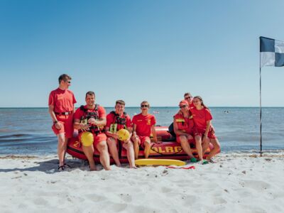 DLRG Team am Strand von Grömitz