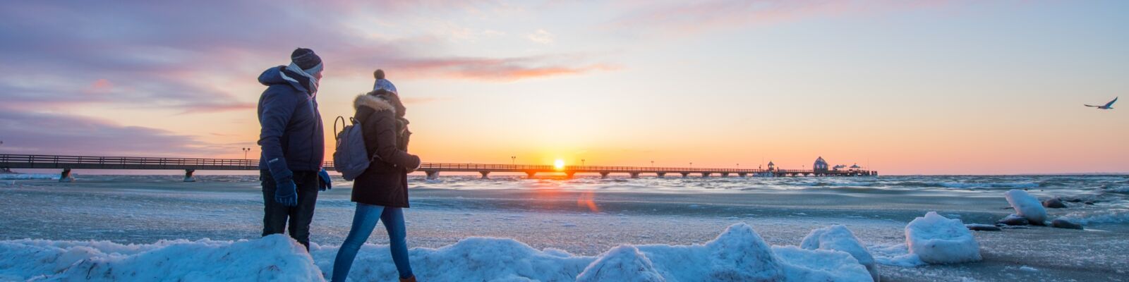 Winterspaziergang an der Ostsee Grömitz mit Seebrücke im Hintergrund