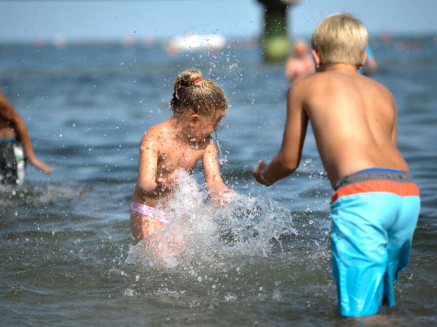 Kinder spielen in der Ostsee