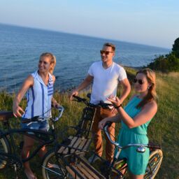 Junge Radfahrer machen eine Radtour an der Steilküste Grömitz