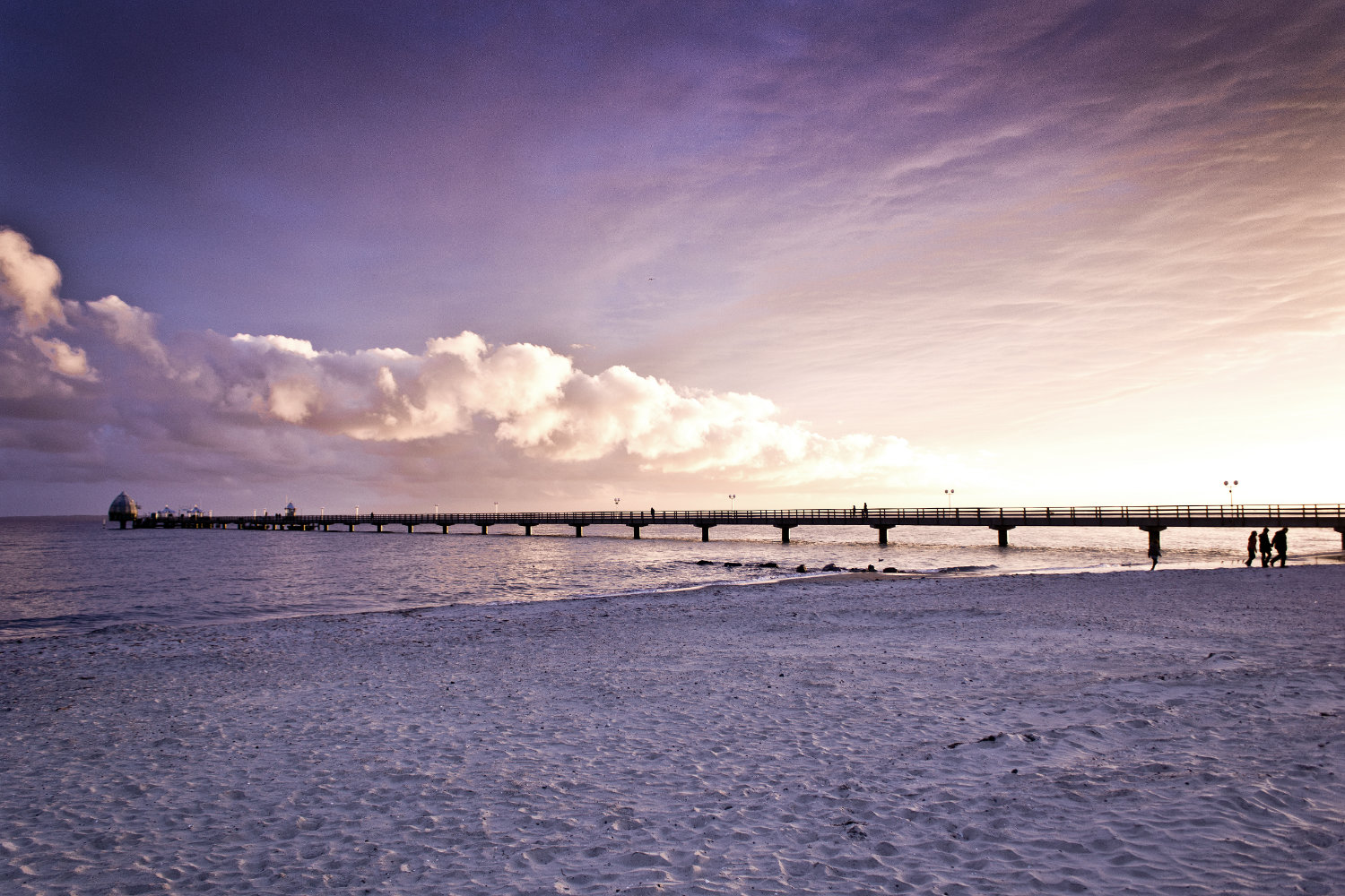 Seebrücke im winterlichen Sonnenschein