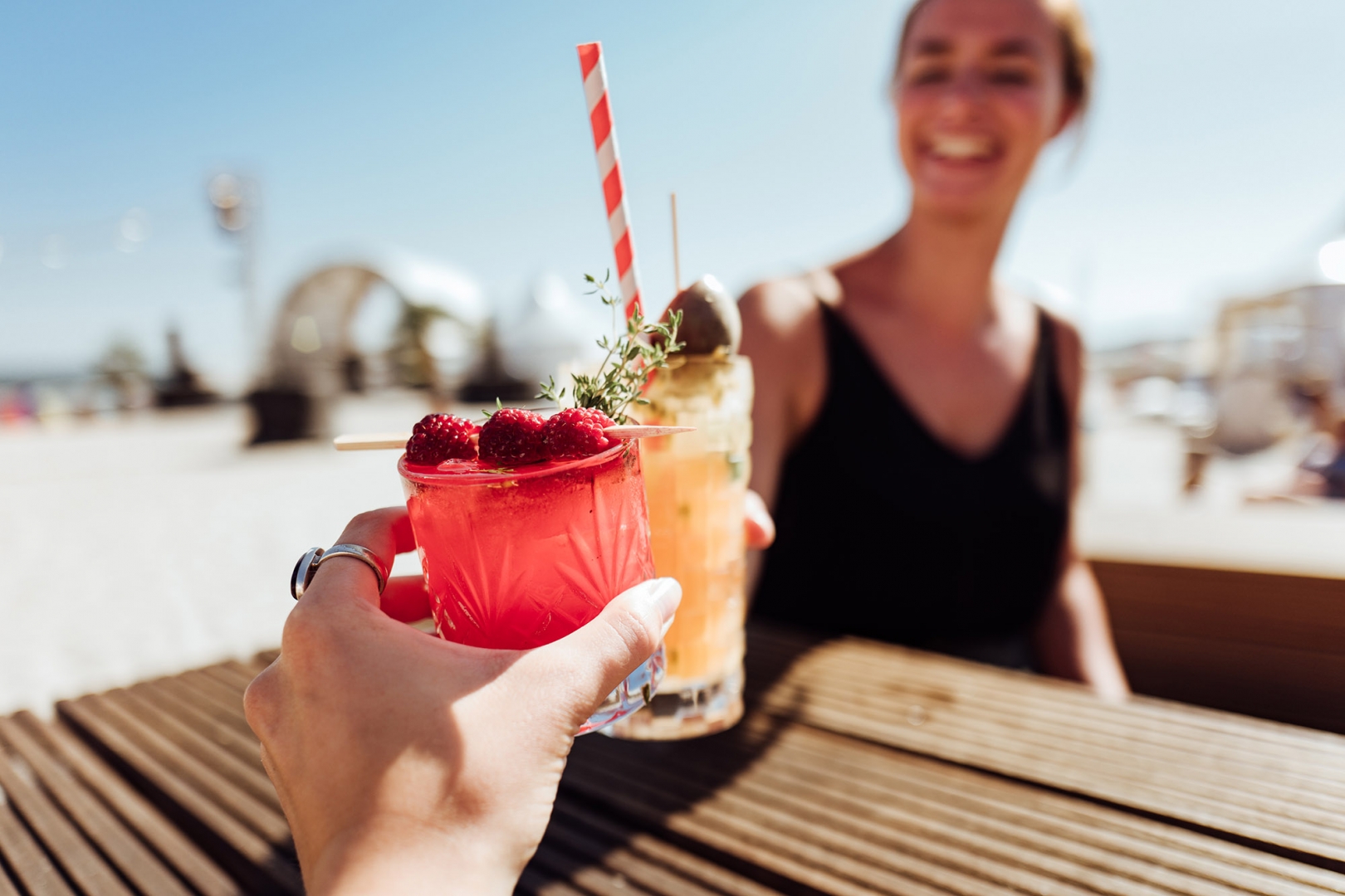 Cocktails trinken in der Ostseelounge